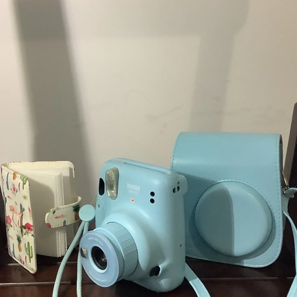 Fujifilm Instax Mini 11 Instant Camera - Light Blue